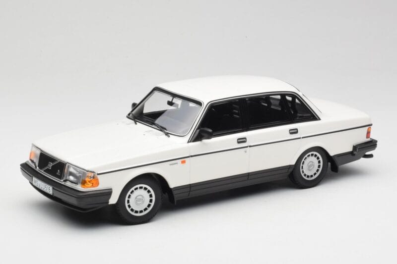 Volvo 240 GL Valkoinen Minichamps 1:18 155171402 Metalli