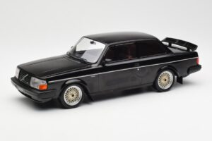 Volvo 240 Turbo Musta Custom IXO 1:18 18CMC178 Metalli