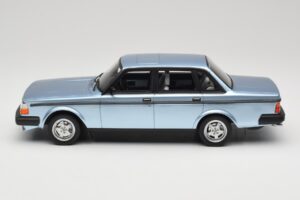 Volvo 244 Turbo Vaaleansininen DNA 1:18 DNA000135 Metalli — kuva 3 / 6