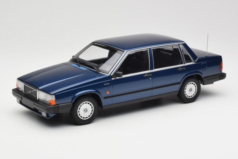 Volvo 740 GL Dark Blue Metallic Minichamps 1:18 155171701 Metalli