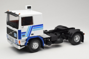 Volvo F12 Sininen Valkoinen Road Kings 1:18 RK180033 Metalli