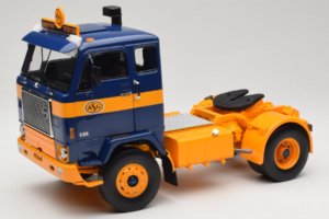 Volvo F88 Tummansininen Keltainen MCG 1:18 MCG18140 Metalli