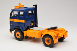 Volvo F88 Tummansininen Keltainen MCG 1:18 MCG18140 Metalli — kuva 7 / 8