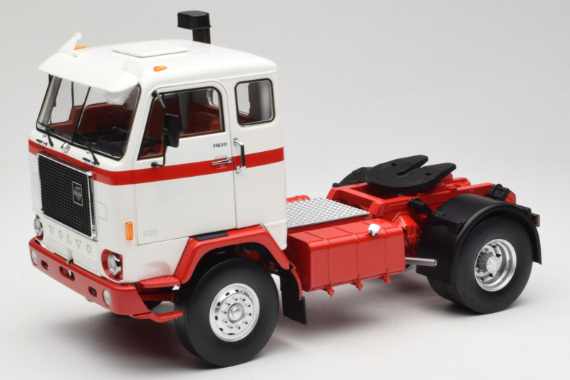 Volvo F88 Valkoinen Punainen MCG 1:18 MCG18141 Metalli