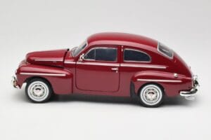 Volvo PV544 Cherry Red Revell 1:18 08887 Metalli — kuva 4 / 8