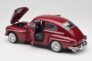 Volvo PV544 Cherry Red Revell 1:18 08887 Metalli — kuva 5 / 8