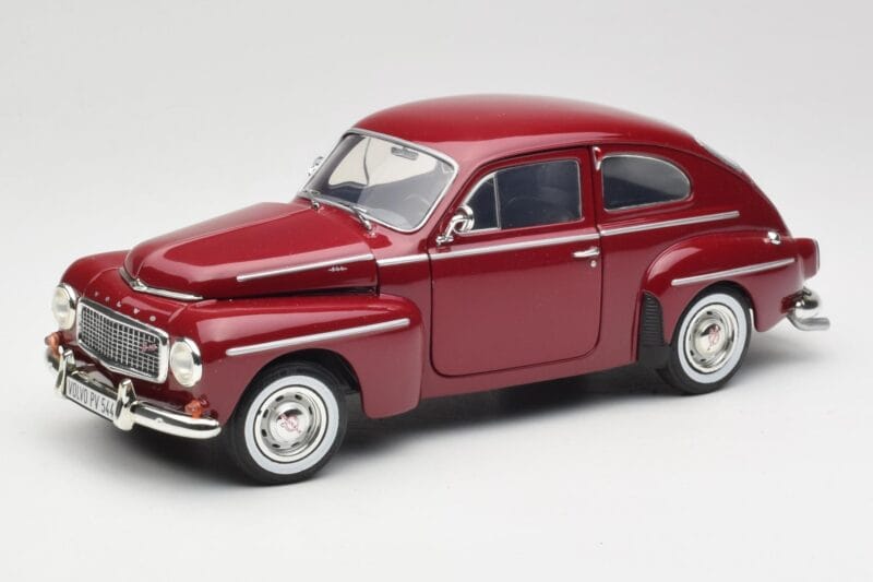 Volvo PV544 Cherry Red Revell 1:18 08887 Metalli