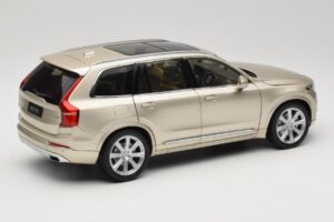 Volvo XC90 Luminous Sand Yellow Paudi Model 1:18 9430841 Metalli — kuva 3 / 8