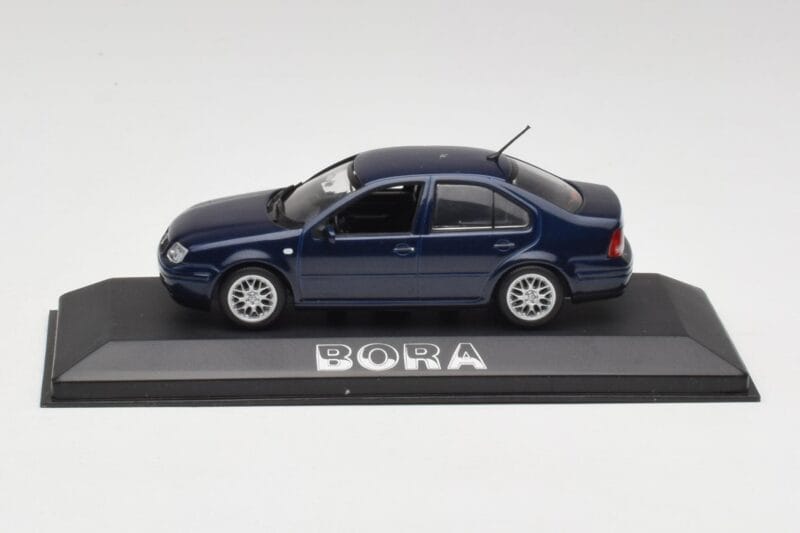 Volkswagen Bora Ocean Sininen Minichamps 1:43 8198223B Metalli
