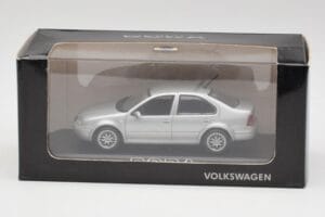 Volkswagen Bora Reflex Hopea Minichamps 1:43 81982223S Metalli — kuva 4 / 4