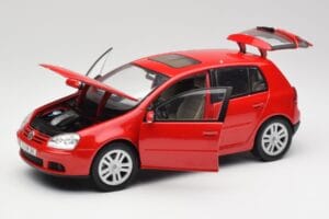 Volkswagen Golf Mk5 4-Door Tornado Punainen Bburago 1:18 GOLF001 Metalli — kuva 2 / 8