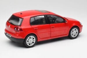 Volkswagen Golf Mk5 4-Door Tornado Punainen Bburago 1:18 GOLF001 Metalli — kuva 3 / 8