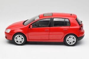 Volkswagen Golf Mk5 4-Door Tornado Punainen Bburago 1:18 GOLF001 Metalli — kuva 4 / 8