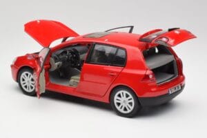 Volkswagen Golf Mk5 4-Door Tornado Punainen Bburago 1:18 GOLF001 Metalli — kuva 5 / 8