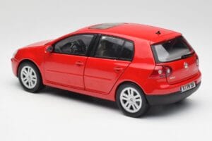 Volkswagen Golf Mk5 4-Door Tornado Punainen Bburago 1:18 GOLF001 Metalli — kuva 7 / 8