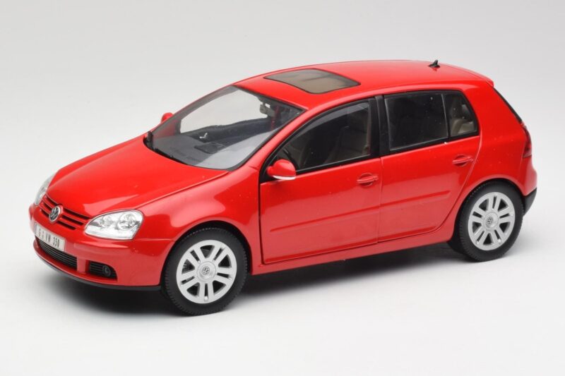 Volkswagen Golf Mk5 4-Door Tornado Punainen Bburago 1:18 GOLF001 Metalli