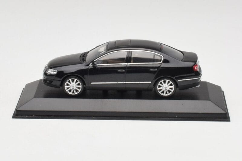 Volkswagen Passat B6 Sedan Shadow Sininen Metallic Minichamps 1:43 PASSAT001 Metalli