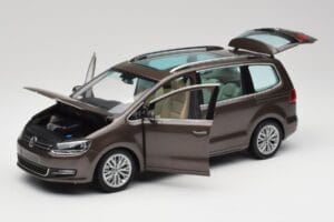 Volkswagen Sharan 7N Tammenvärinen Ruskea Metallic Minichamps 1:18 110051001 Metalli — kuva 2 / 8