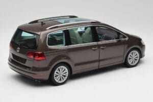 Volkswagen Sharan 7N Tammenvärinen Ruskea Metallic Minichamps 1:18 110051001 Metalli — kuva 3 / 8