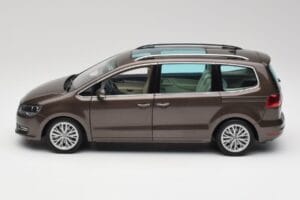Volkswagen Sharan 7N Tammenvärinen Ruskea Metallic Minichamps 1:18 110051001 Metalli — kuva 4 / 8