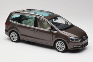 Volkswagen Sharan 7N Tammenvärinen Ruskea Metallic Minichamps 1:18 110051001 Metalli — kuva 6 / 8