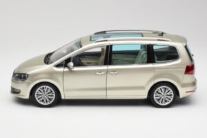 Volkswagen Sharan 7N Reflex Hopea Metallic Minichamps 1:18 110051002 Metalli — kuva 4 / 8