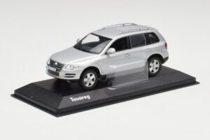 Volkswagen Touareg Reflex Hopea Minichamps 1:43 68625 Metalli — kuva 2 / 4