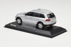 Volkswagen Touareg Reflex Hopea Minichamps 1:43 68625 Metalli — kuva 3 / 4