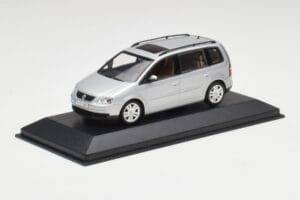 Volkswagen Touran Reflex Hopea Minichamps 1:43 TOURAN001 Metalli — kuva 2 / 4