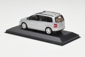 Volkswagen Touran Reflex Hopea Minichamps 1:43 TOURAN001 Metalli — kuva 3 / 4