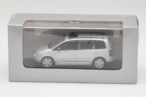Volkswagen Touran Reflex Hopea Minichamps 1:43 TOURAN001 Metalli — kuva 4 / 4