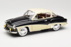 Wartburg 311 Coupe Musta & Beige Revell 1:18 8419 Metalli