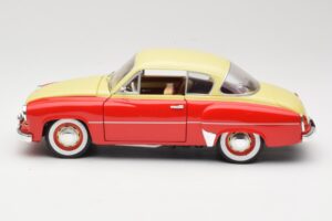 Wartburg 311 Coupe Punainen & Beige Revell 1:18 8418 Metalli — kuva 4 / 8