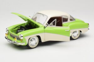 Wartburg 313 Pastellivihreä yli Beige Revell 1:18 9018 Metalli — kuva 2 / 8
