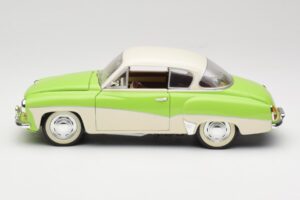 Wartburg 313 Pastellivihreä yli Beige Revell 1:18 9018 Metalli — kuva 4 / 8