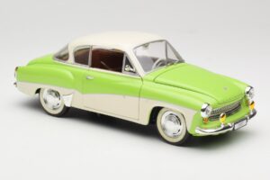 Wartburg 313 Pastellivihreä yli Beige Revell 1:18 9018 Metalli — kuva 6 / 8