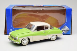 Wartburg 313 Pastellivihreä yli Beige Revell 1:18 9018 Metalli — kuva 8 / 8