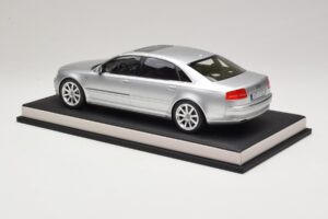 Audi A8 D3 W12 Ice Silver Metallic MotorHelix 1:18 MH030ISM Hartsi — kuva 5 / 7