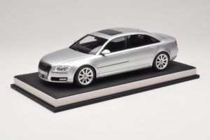 Audi A8 D3 W12 Ice Silver Metallic MotorHelix 1:18 MH030ISM Hartsi — kuva 2 / 7