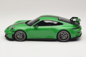Porsche 911 992.2 GT3 Weissach Package Python Green GT Spirit 1:18 GT576 Hartsi — kuva 3 / 6
