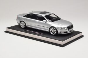 Audi A8 D3 W12 Ice Silver Metallic MotorHelix 1:18 MH030ISM Hartsi — kuva 4 / 7