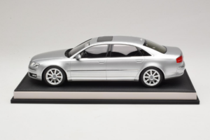 Audi A8 D3 W12 Ice Silver Metallic MotorHelix 1:18 MH030ISM Hartsi