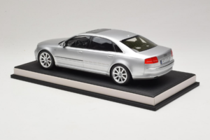 Audi A8 D3 W12 Ice Silver Metallic MotorHelix 1:18 MH030ISM Hartsi — kuva 5 / 7