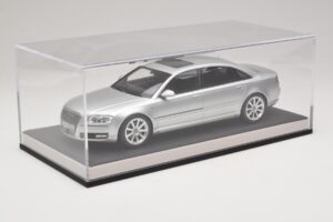 Audi A8 D3 W12 Ice Silver Metallic MotorHelix 1:18 MH030ISM Hartsi — kuva 6 / 7