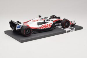 Haas VF-22 K. Magnussen Pole Position Brazilian GP 2022 Minichamps 1:18 117222120 Hartsi — kuva 2 / 7