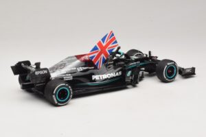 Mercedes AMG Petronas W12 E Performance L. Hamilton Winner British GP 2021 Minichamps 1:18 110211144 Hartsi — kuva 2 / 7