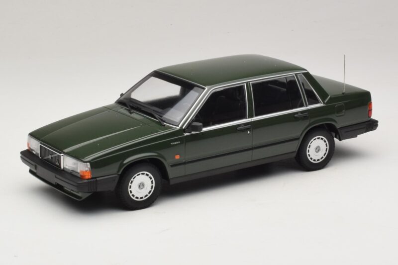 Volvo 740 GL Tummanvihreä Minichamps 1:18 155171702 Metalli