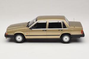 Volvo 740 GL Kulta Minichamps 1:18 155171700 Metalli — kuva 3 / 6