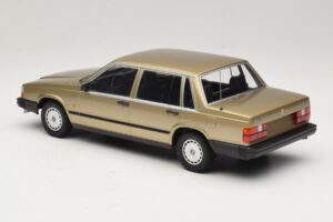 Volvo 740 GL Kulta Minichamps 1:18 155171700 Metalli — kuva 5 / 6