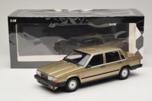 Volvo 740 GL Kulta Minichamps 1:18 155171700 Metalli — kuva 6 / 6